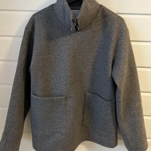 NA-KD jacka - Jacka från NA-KD x AFJs kollektion storlek 38, aldrig använd så är i fint skick! Köparen står för frakten:)