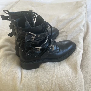 Boots - As nice boots från zara med coola detaljer, fint skick! 