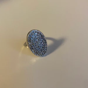 Bellas förlovningsring från Twilight - Förlovningsringen som Bella har i film 3-5, äkta twilight merch (bevis på sista bilden där det står summit som är filmföretaget som producerade dem sista filmerna) och kommer från en eclipse moviebox, skriv för fler frågor, inte äkta silver, fri frakt✨