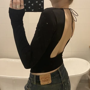 Topp öppen rygg - Svart långärmad tröja med lång ärmar och öppen rygg, påminner om skims! Från Hanna schönbergs kollektion för nakd, spårbar frakt 59kr💕