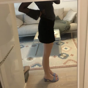 Manchesterkjol  - Svart kort kjol i manchester från Monki, storlek 34. Relativt liten i storlek upplever jag, ingen stretch.   Skickar med PostNord/möts upp i Lund 