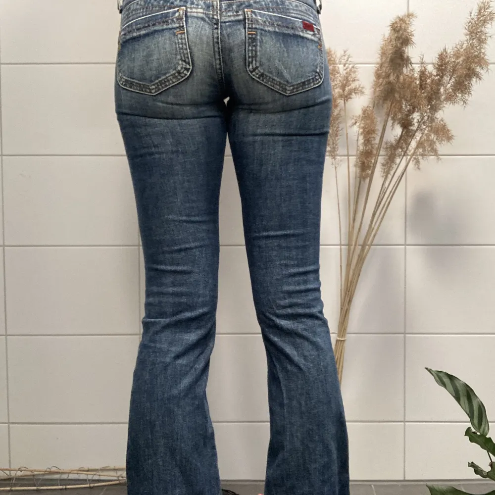 Ett par jeans som jag älska men tyvärr inte passar mig längre. Storlek W 34 L 34. De smickrar kroppen och framhäver former , går ut något vid vristerna. Ifall du söker de perfekta Lågmidjade jeansen som du inte hittat än kan detta vara dem. . Jeans & Byxor.