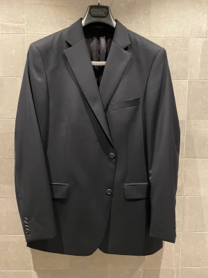 Oscar Jacobson kavaj kitt mörkblå - Oscar Jacobson kavaj kitt med både byxor och jacka Storlek 54 (xl)  Använd ett få tal gånger