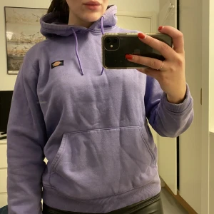 Dickies hoodie - Lila hoodie i storlek S, färgen är som på andra bilden. Jättemysig men kommer aldrig till användning.  Tvättas självklart innan den skickas!
