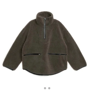 Arket teddyjacka - Som ny, endast testad MEN passade inte riktigt på mig🫣 passar på mig som har S/M nypris ca 1400kr