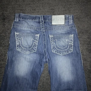 True religion jeans - Trueys med vit stitching. 32x34. Riktigt feta och bra skick. Inga hål eller sådant. 