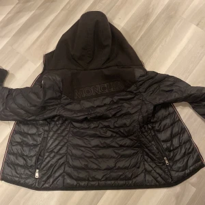 Moncler jacka  -  fin moncler jacka till vår och höst. Ganska använd men fortfarande i  skick! Jackan är självklart äkta! 