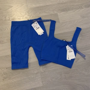 Blått zara set - Säljer dehär blå ribbade setet från zara, aldrig använt och lapparna sitter kvar! 