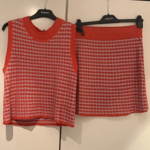 Slipover och kjol - Slipover och kjol från Zara. Oanvänt. Strl L i båda. Nypris 600kr för båda. Nu 300kr för båda