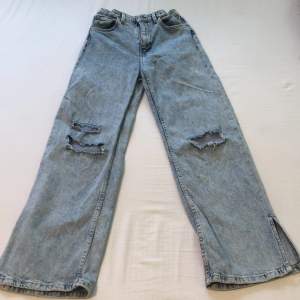 Super fina jeans från H&M. Säljer pågrund av att jeansen är för små. 