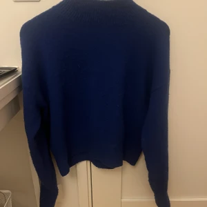 Stickad tröja  - Snygg stickad tröja från &Other stories💙💙 Säljer för den inte kommer till användning, Skriv för fler bilder💙