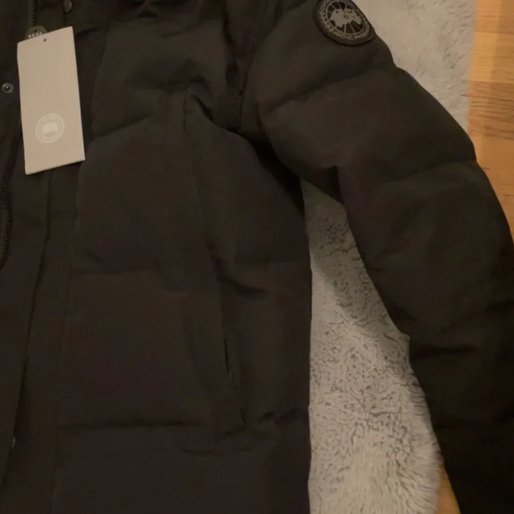 Hej jag vill sälja min Canada goose wyndham black label pågrund av att den är ganska bred, jag skulle vilja byta exakt samma fast lite mindre i storlek S, säljs också hör av er privat. Jackor.