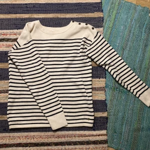 Randig tröja  - Jättefin Stockholmsstil randig stickad tröja nästan oanvänd. Pris kan diskuteras. 