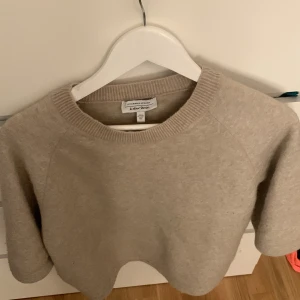Other storys tröja - Säljer denna sticksde  tröja/tshirt ifrån other storys pga att den inte kommer till användning. Den är sparsamt använd men det märks inte. Det är storlek M men passar någon som har S eller Xs också då tröjan är ganska liten i storleken.
