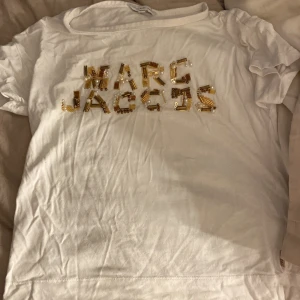 T-shirt - MARC JACOBS T-shirt barn storlek. Använd 1 gång, bra skick bara de att de skicker ut lite trådar vid pärlorna