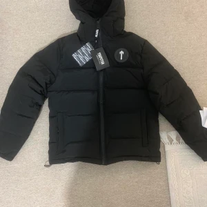 Trapstar Irongate Jacka - Hej säljer min originella Trapstar jacka som är köpt hos själva trapstar sidan