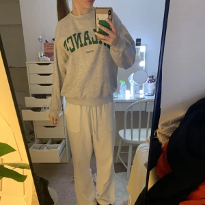 Grå sweatshirt  - Söt sweatshirt med grönt tryck från H&M i storlek S💓💓