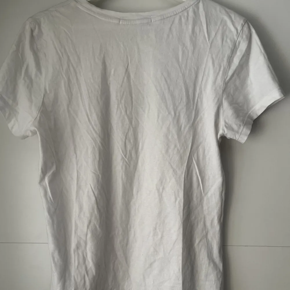 Säljer en Ck t-shirt som är vit med tryck. Använd några ggr, inga brister så. Strl XL. Stryker tröjan innan frakt❤️. T-shirts.