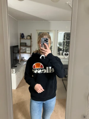 Ellesse Hoodie - Jag säljer en svart Ellesse hoodie i storlek S! Det är i väldigt fint skick då den knappt är använd.  Hör av er vad ni kan tänka er för pris, från 149kr. Och om ni har andra frågor!  (Köparen står för frakt själv)