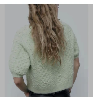 STICKAD TRÖJA  - Stickad tröja från Zara, i färgen mintgrön. Jätte bra kvalitet,använd några gånger men ser ut som ny👍 Bilderna är från hemsidan, och om ni undrar över nåt eller vill ha fler bilder på den så kan ni bara kontakta mig🤎 