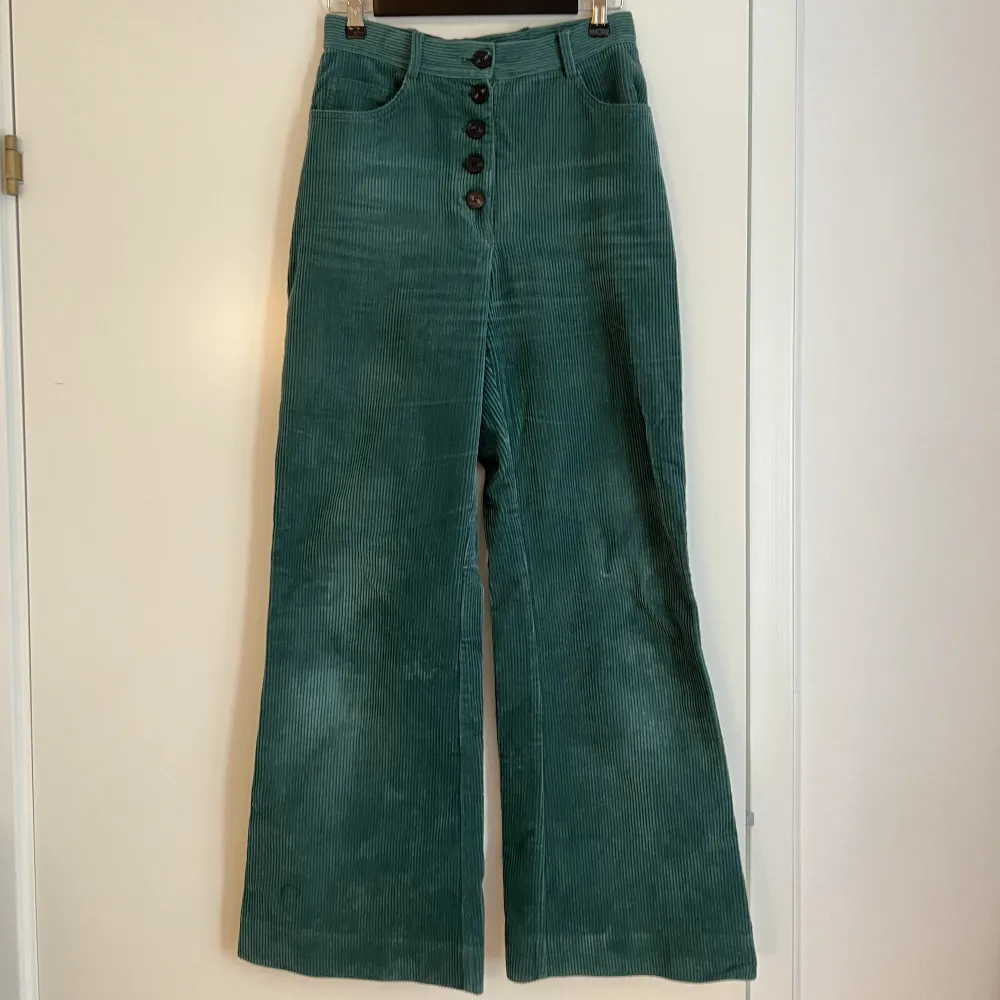 Grön manchesterbyxa med hög midja från 2ND DAY i vidare passform✨. Jeans & Byxor.