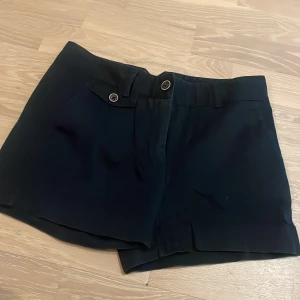 Mörkblå shorts - Shorts i storlek XS från zara basic.