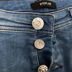 Älskar dessa Replay-jeans, men har inte använt de på alldeles för länge. Superstretchiga och så fin tvätt (färg). Färgen på knapparna har tyvärr slitits (se bild 1). Uppsydda att passa ungefär 155 cm lång 🫶🏼 (Obs: alla slitningar tillhör designen)