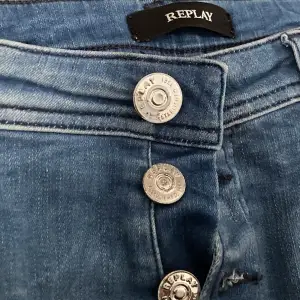 Älskar dessa Replay-jeans, men har inte använt de på alldeles för länge. Superstretchiga och så fin tvätt (färg). Färgen på knapparna har tyvärr slitits (se bild 1). Uppsydda att passa ungefär 155 cm lång 🫶🏼 (Obs: alla slitningar tillhör designen)