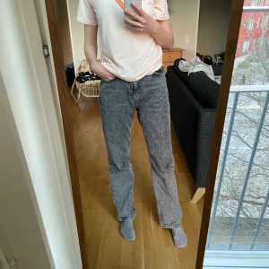 Junkyard jeans - Svarta jeans från Junkyard i bra skick. I modellen Straigh off