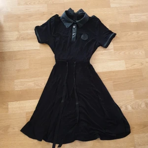 Killstar klänning - En unik klänning från killstar som köptes förra året. Inte använts så mycket och säljs pga att jag inte använder den. Storleken är XS. Men skulle säga att den passar XS - S. Köpte den för 700 kr. Meddela ifall du vill se mer bilder på den💕 köparen står för frakt och priset kan alltid diskuteras.