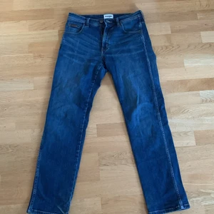 Wrangler Jeans Mörkblå - Wrangler Raka Jeans Mörkblå, Storlek W 30 L 32. 8/10 skick (knappt använda). Nypris 900 kr, säljs för 300 kr + 62 kr (frakt om det behövs) Möts i Stockholm📍Tar endast Swish!