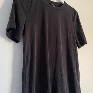 T-shirt klänning från Monki - Aldrig känt på ett så skönt material! Har en precis likadan fast i beige så säljer denna i svart. 