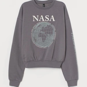 Sweatshirt - En jätte fin nasa tröja från hm som jag tyvärr inte använder längre. Orginal priset va 150kr men jag säljer för 50kr. Tror inte heller att tröjan säljs längre❤️‍🔥