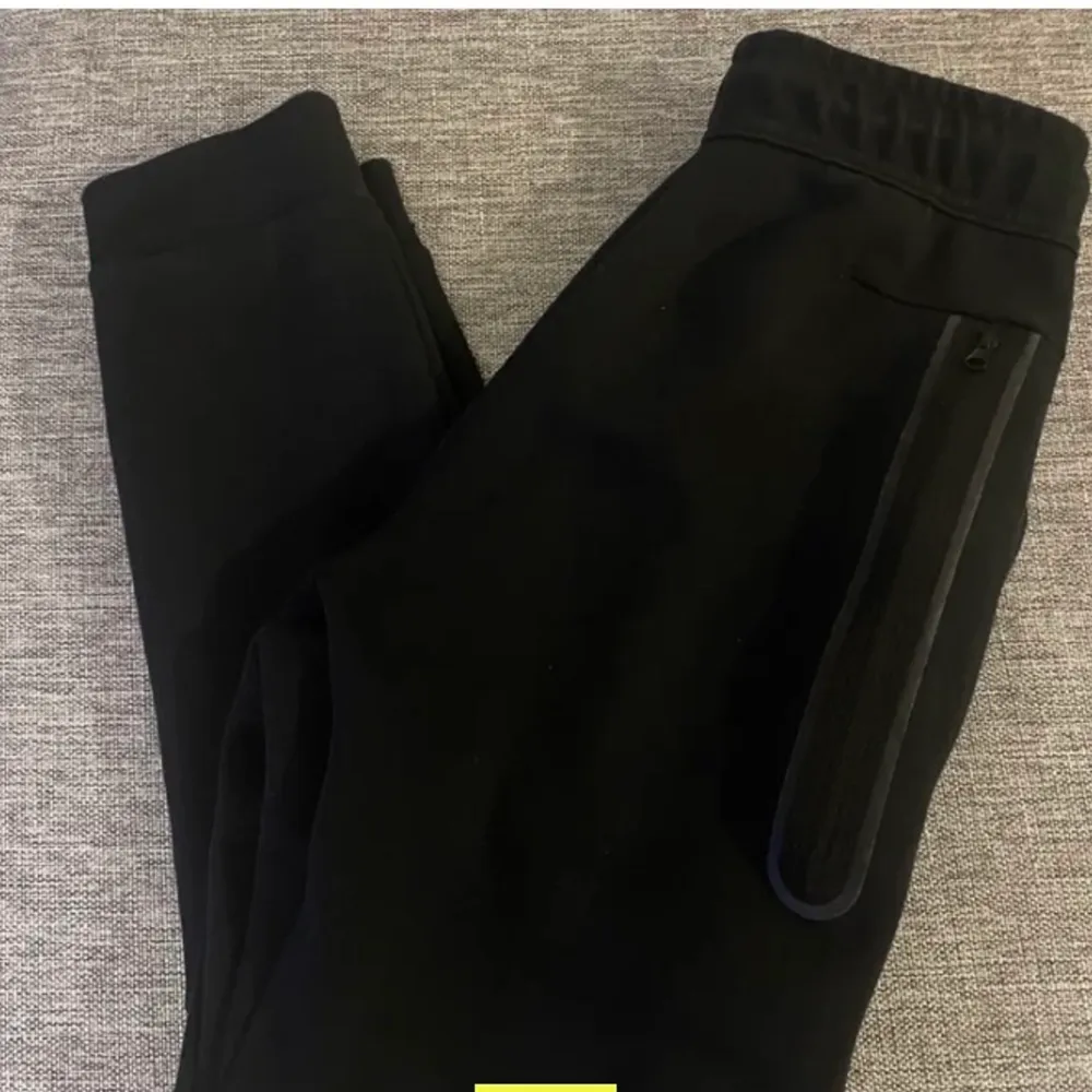Hej jag säljer mina svarta nike tech fleece byxor som är för små för mig de är använda ett par gånger men de är rätt så bra skick de har ett jätte litet hål som knappast syns de är 7-10 cond. Kom privat om du är intresserad eller vill ha mer bilder .☺️. Jeans & Byxor.