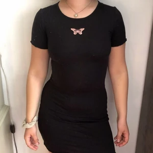 Y2k stretchy sommarklänning med fjäril - Töjbar sommarklänning, köpt på HM för några år sen men bara använd ett fåtal gånger. Skönt material, klänningen går att dra upp och göras kortare om man vill och fjärilsmotivet är broderat. Köparen betalar för frakt men jag kan mötas upp i Stockholms området.💕🦋