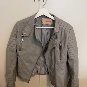 Skinnjacka  - Storlek 40! Ej äkta skinn 
