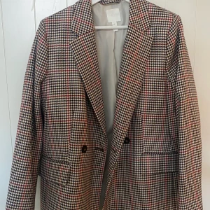 Mönstrad kavaj från H&M - Storlek 42 men är liten i storlek. Blir som en oversized kavaj på mig som normalt har 38. Använd fåtal gånger