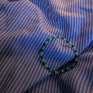 Armband - Gönt vitt armband, super snyggt till svart långärmad tröja. Elastiskt band passar alla