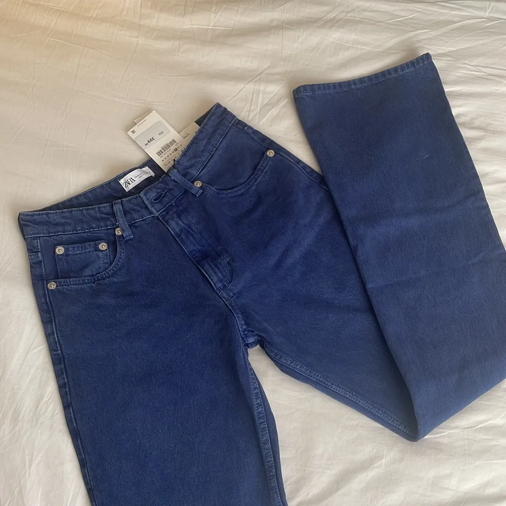 Helt nya zara jeans. De är mid-rise och bootcut. Ordinarie pris är 399kr💕. Jeans & Byxor.