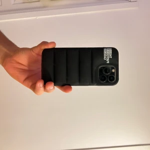 Urban Sophistication svart mobilskal - Sprillans Mobilskal från Urban Sophistication. Ursprungspris: 65$. Skalet är för IPhone 13 PRO