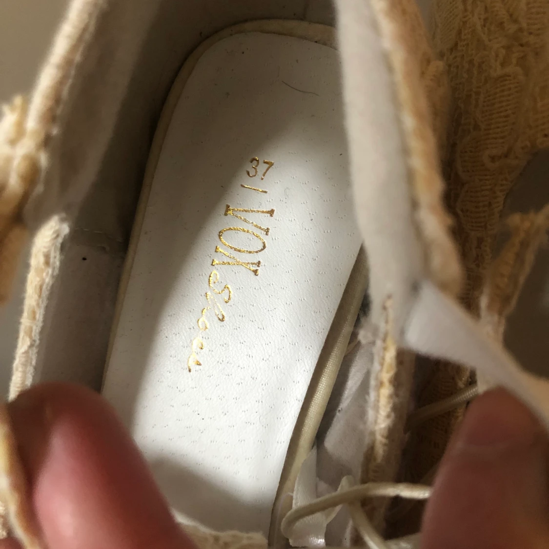 Högklackade krämvita spets skor - 90