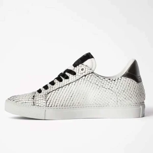 Zadig sneakers - Säljer mina Zadig Voltaire sneakers i storlek 38. Köpta i Palma i oktober och använda relativt lite. Sulorna går att ta ut. Lite slitningar men inget man tänker på så mycket. Originalpris 3500, direkt för 2700 kr❣️💘 Kan mötas i Sthlm annars står köparen för frakt!