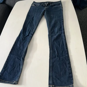 Storlek XS-S  - Jätte snygga low waisted jeans som tyvärr inte passar mig längre💕