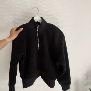 Fleece Stronger - Oanvänd croppad fleece från Stronger. Stl s, endast provad. Ord. Pris 899kr.