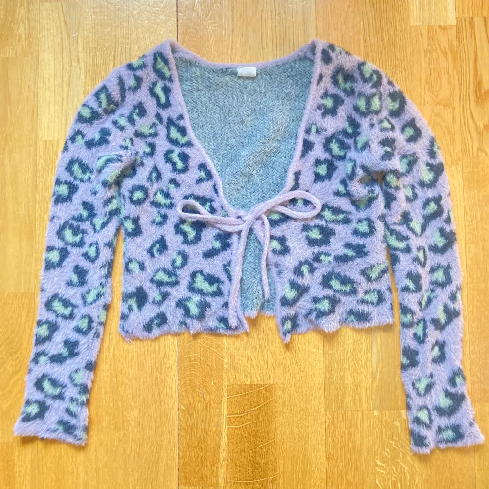 Supermysig grön och lila leopard cropped kofta från Urban Outfitters i storlek: S!!💜💚 köpt för några år sen men sällan använd. Går att knyta där fram! . Tröjor & Koftor.