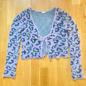 Supermysig grön och lila leopard cropped kofta från Urban Outfitters i storlek: S!!💜💚 köpt för några år sen men sällan använd. Går att knyta där fram! 