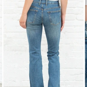 Low waist jeans brandy Melville - Lågmidjade jeans från brandy Melville som jag köpte i höstas men som tyvärr är lite små på mig, därav lånad bild från hemsidan. Använda en gång så inga defekter osv. 💗❤️💗❤️ jeansen heter ”brielle 90’s jeans” på deras hemsida💋