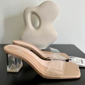 Vinylklackar från Zara - Helt nya Vinylklackar från Zara, prislapp sitter kvar! Storlek 37, nypris 399kr