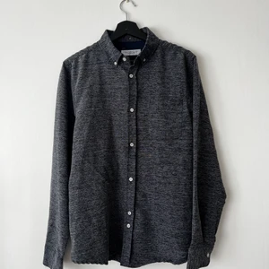 Non Iron Skjorta Bellfield - Midnattsblå non-iron skjorta av märket Bellfield. Storlek M