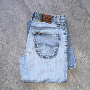 lågmidjade LEE bootcut jeans  - Spårbar frakt kostar 66kr, dessa är för små för mig så har ingen bild på. Högsta bud gäller